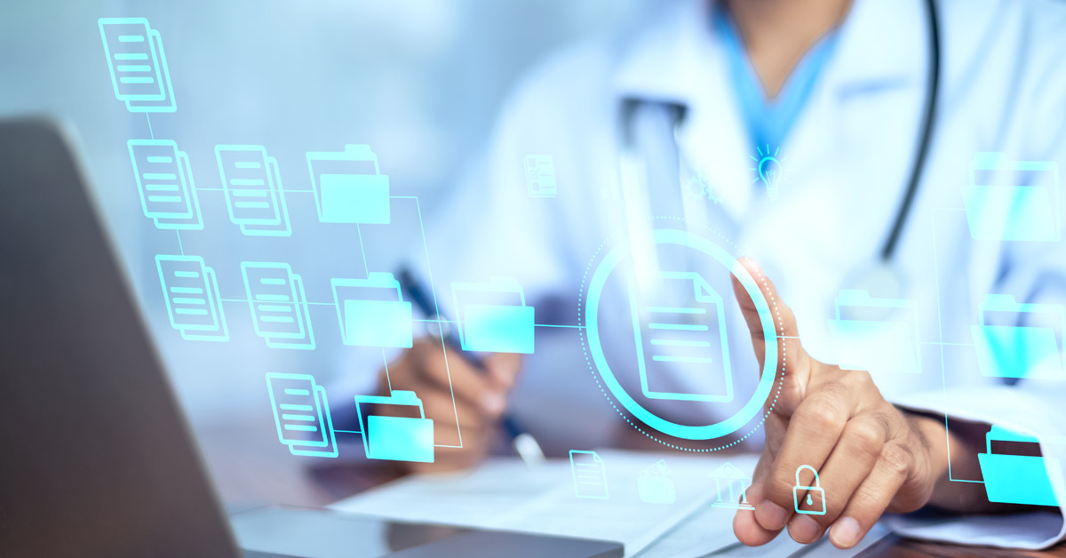 Un medico interagisce con un’interfaccia digitale immaginata nel futuro, che rappresenta la cartella clinica elettronica. Simboleggia l’innovazione e l’efficienza nella gestione dei dati dei pazienti.