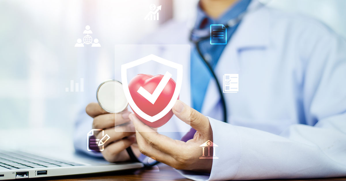 L'immagine mostra un medico, che tiene in una mano un cuore con sopra l'icona della privacy. La tutela dei dati sensibili rappresenta una delle sfide lanciate dala digitalizzazione alla sanità.